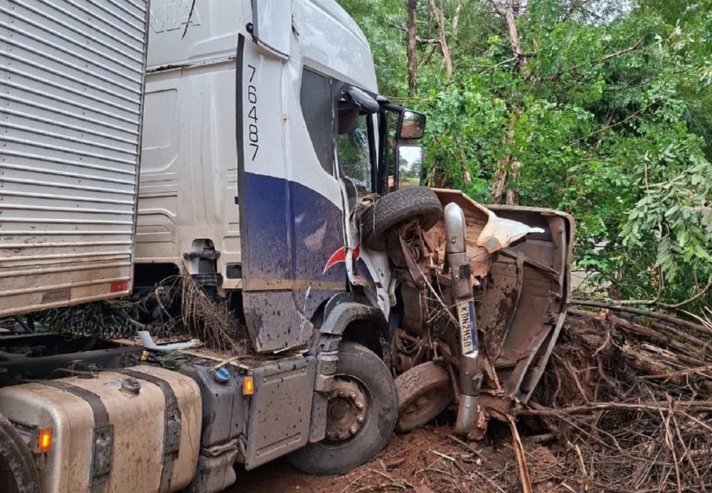 Motorista de caminhonete morre após se envolver em acidente com caminhão na BR-153