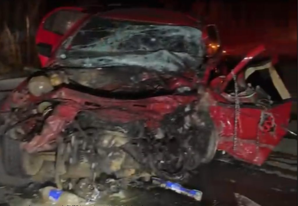 Acidente deixa mortos e mulher ferida em rodovia