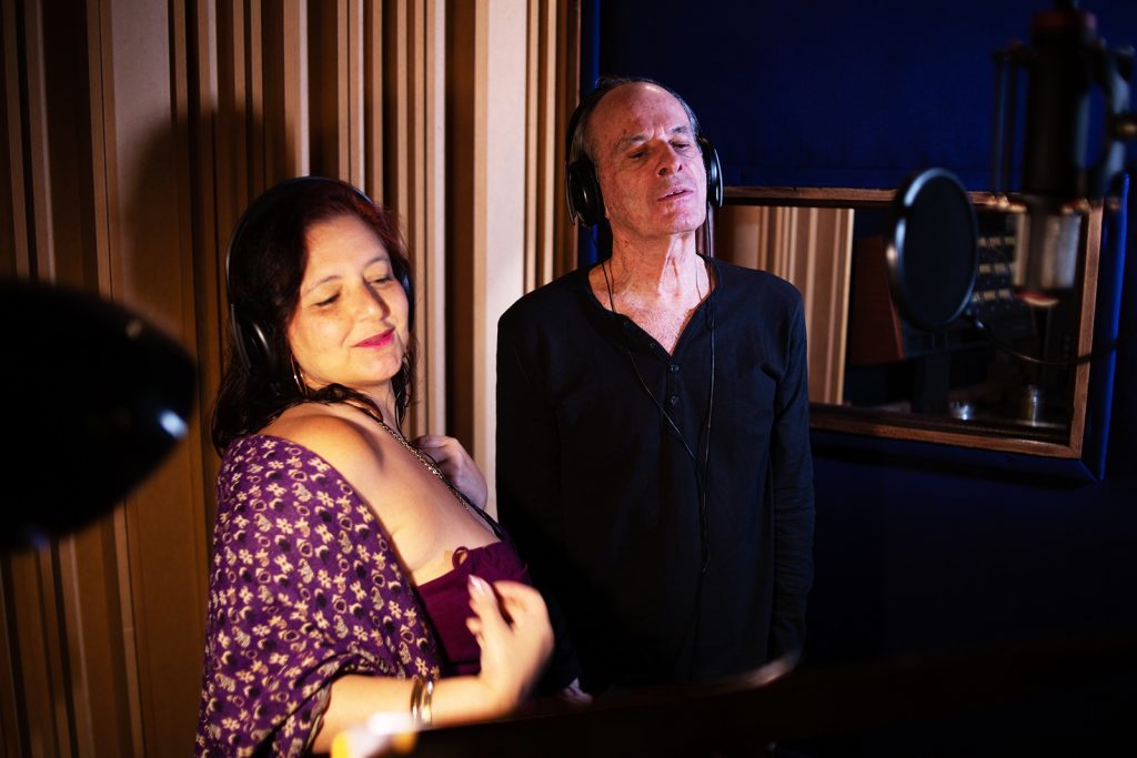 Ney Matogrosso reforça conexão com Projeto Caleidoscópio no quarto álbum do duo carioca, ‘Estrangeiros’