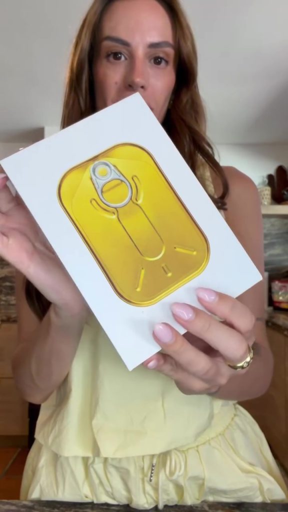 iPhone ou sardinha? Vídeo de influenciadora mostrando peixe enlatado em embalagem premium viraliza nas redes