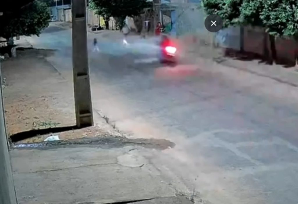 Mãe tenta salvar filho de atropelamento e é atingida por motocicleta no TO; VÍDEO
