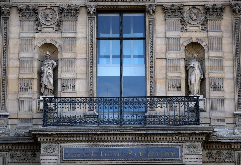 Novo diretor do Louvre anuncia reabertura de galeria saqueada por ladrões em outubro de 2025