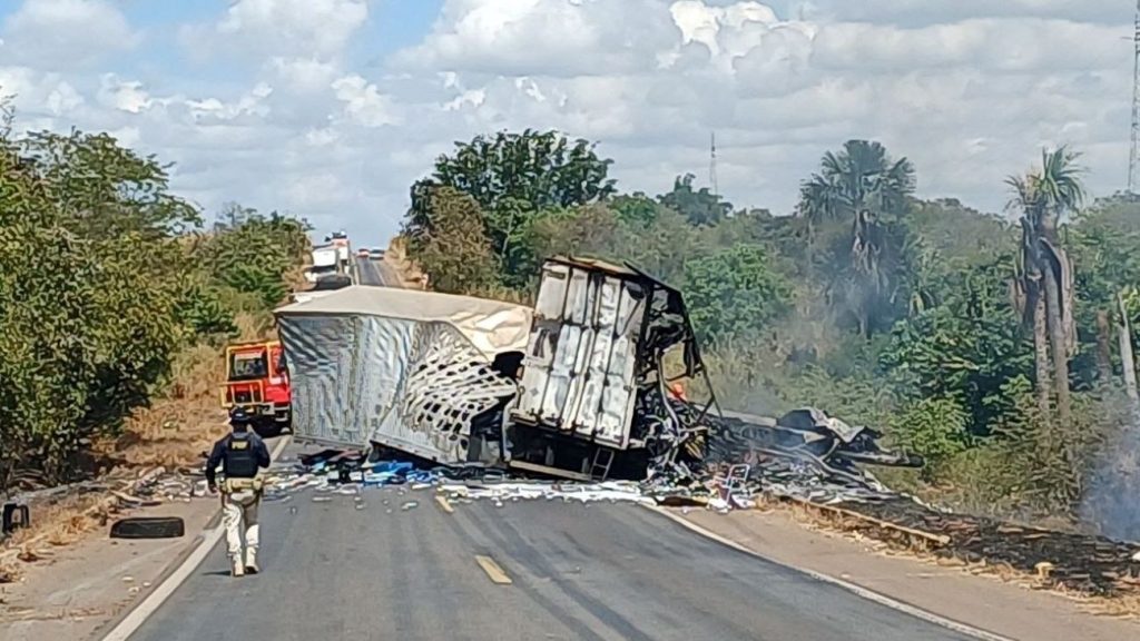 Corpos de vítimas de acidente entre carretas na BR-153, em Colinas do Tocantins, passa por exames para identificação