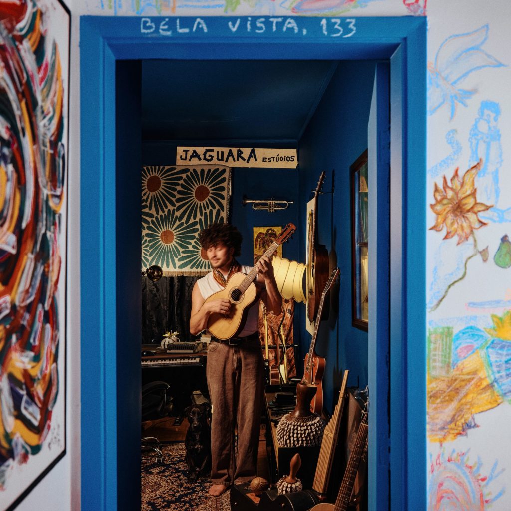 Bryan Behr lança álbum composto e gravado em São Paulo antes da volta do artista para a Santa Catarina natal