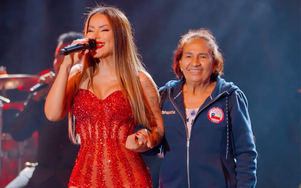 ‘Não me reconhece mais’: Walkyria Santos canta com mãe que sofreu AVC em novo projeto