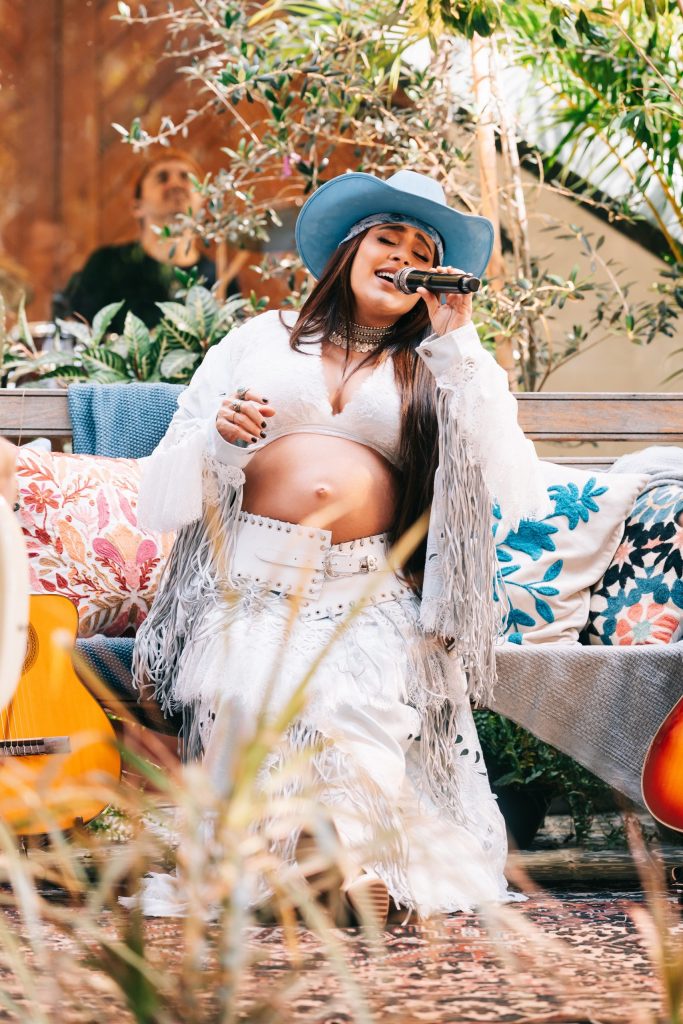 Grávida de 8 meses, Lauana Prado grava audiovisual com música para o filho: ‘Vou poder mostrar pra ele’