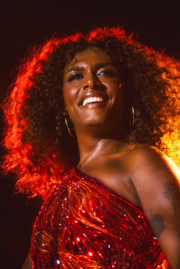 Consagração de Liniker na turnê ‘Bye bye Caju’ mostra que é possível ser popstar e seguir a própria cartilha