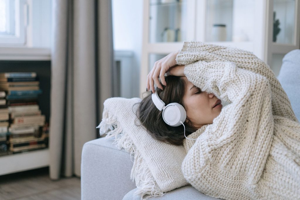 ‘Playlist da Fossa’: Por que sentimos necessidade de ouvir músicas tristes quando já estamos tristes?