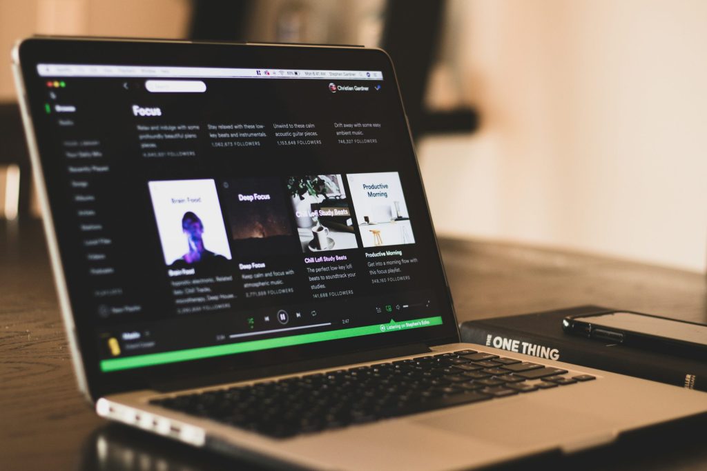Spotify remove streams de música nº 1 nos EUA após suspeita de manipulação, diz jornal britânico
