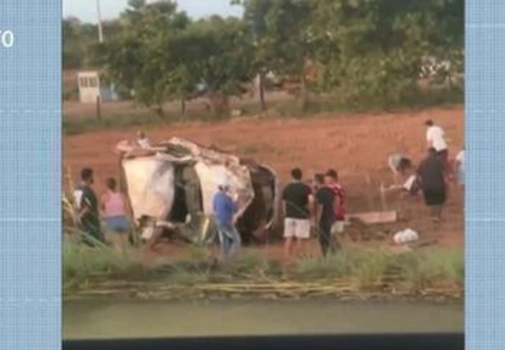 Dois homens morrem e grávida fica ferida após caminhonete capotar