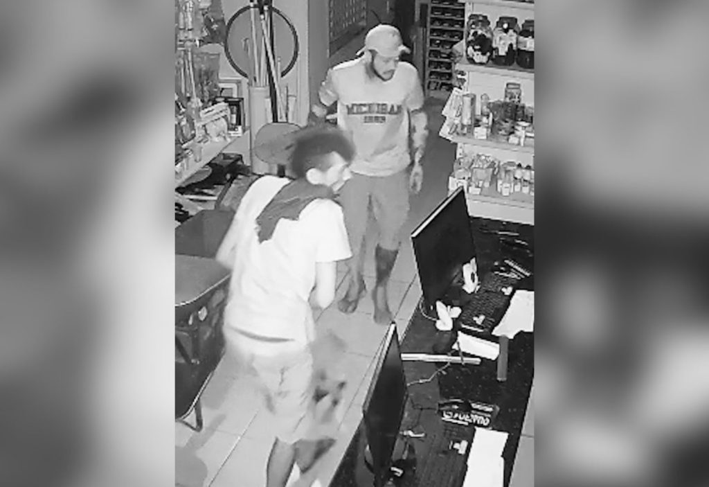 Criminosos invadem loja de construção, arrancam bebedouro e causam alagamento no TO; VÍDEO