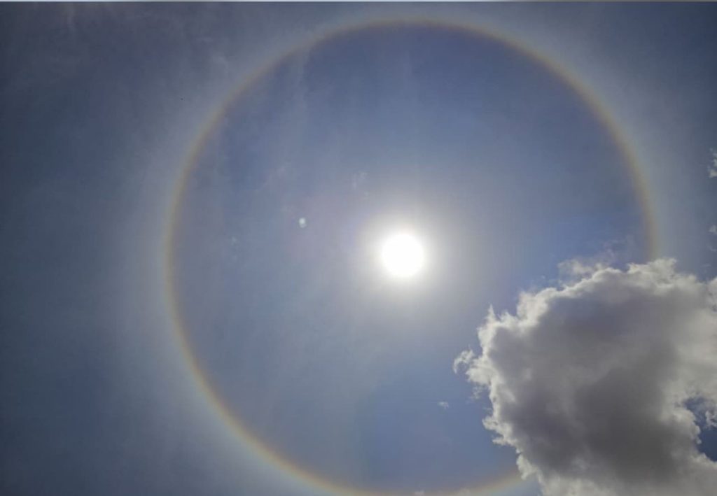 Anel colorido ao redor do Sol chama atenção no interior do Tocantins; entenda o fenômeno