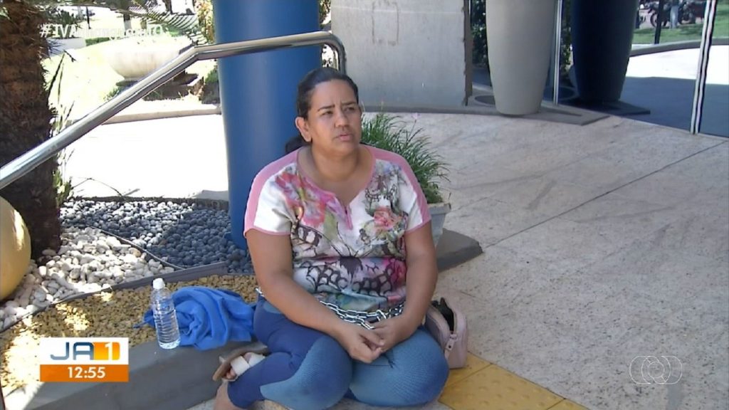 Após mãe se acorrentar, hospital do TO emite relatório e aponta urgência na transferência de menino para SP