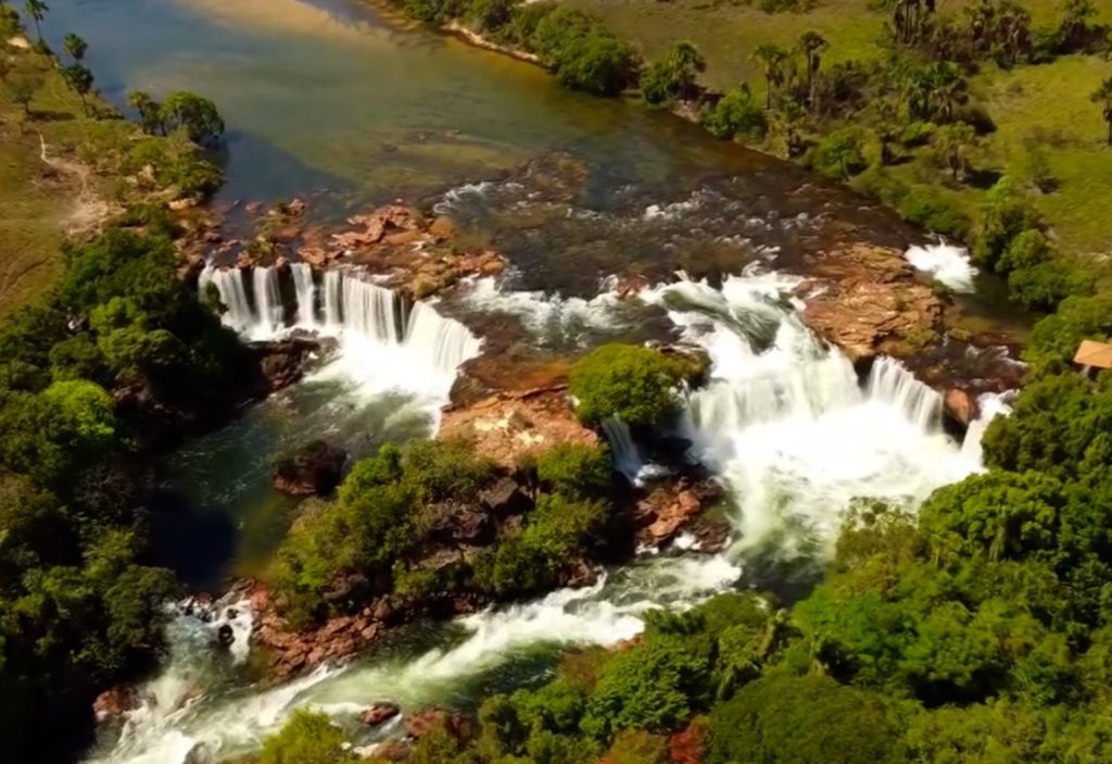 Conheça a Cachoeira da Velha, um dos principais atrativos do Jalapão, e saiba como chegar ao local