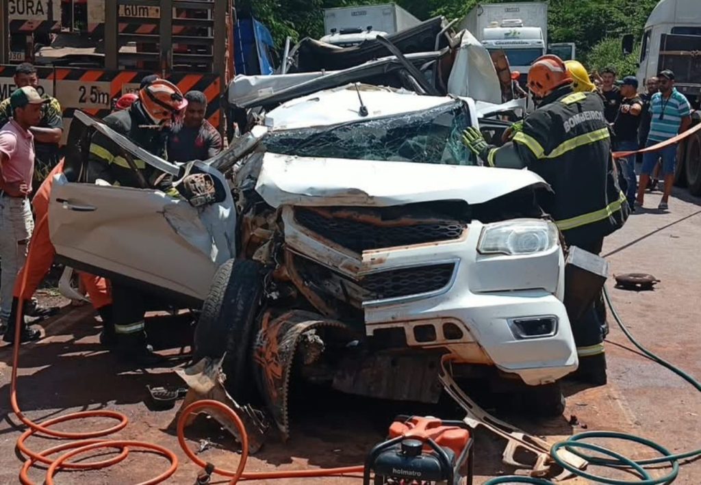 Criança morre e três pessoas ficam feridas em acidente entre caminhões e caminhonete na BR-153